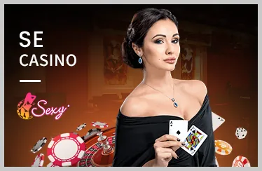 Bàn chơi Baccarat ảo với các lá bài và chip cược